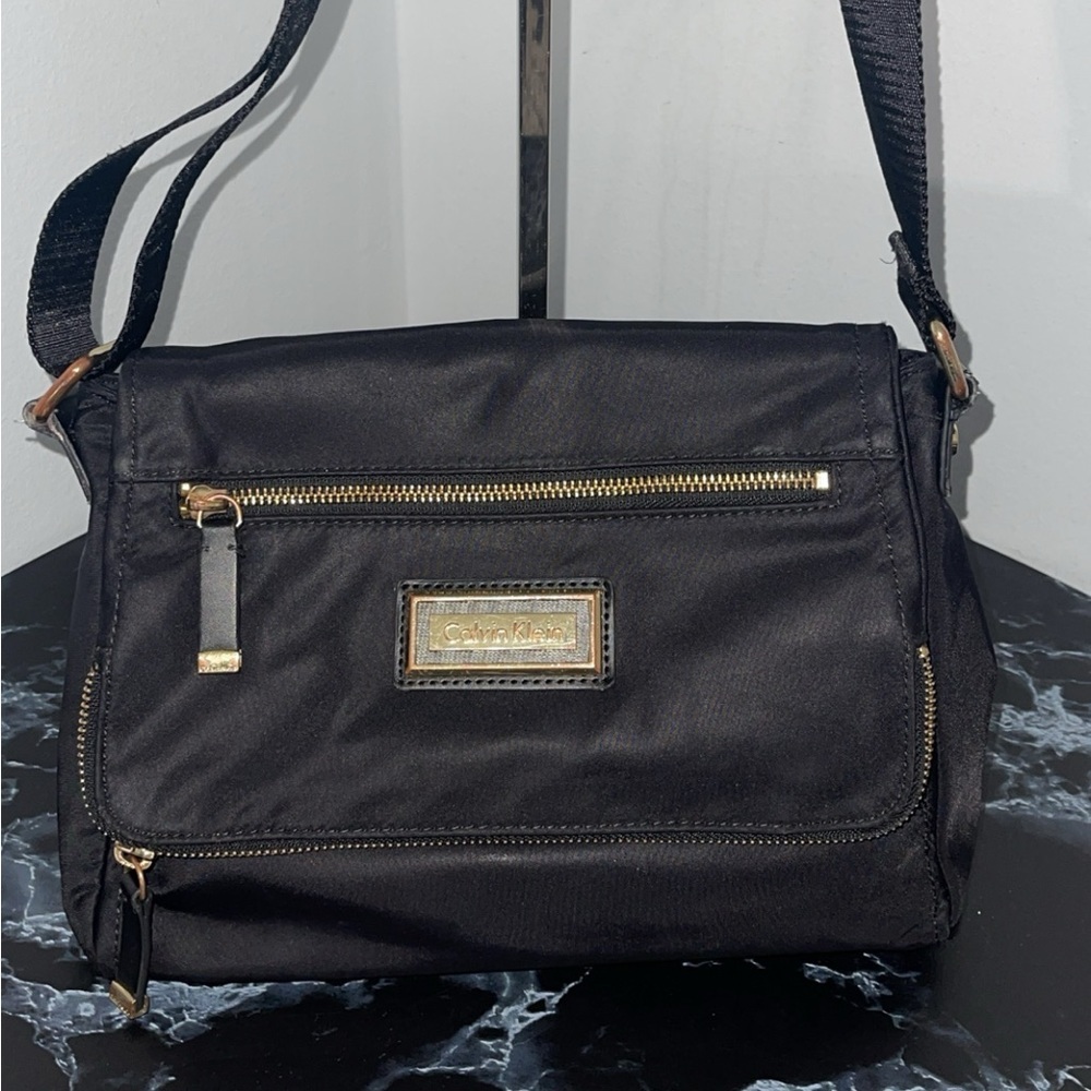 CALVIN KLEIN Handbag Black Nylon Crossbody Calvin Klein Print on Strap AUTHENTIC - Picture 4 of 16